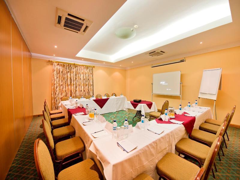 Protea Hotel By Marriott Ondangwa Esterno foto