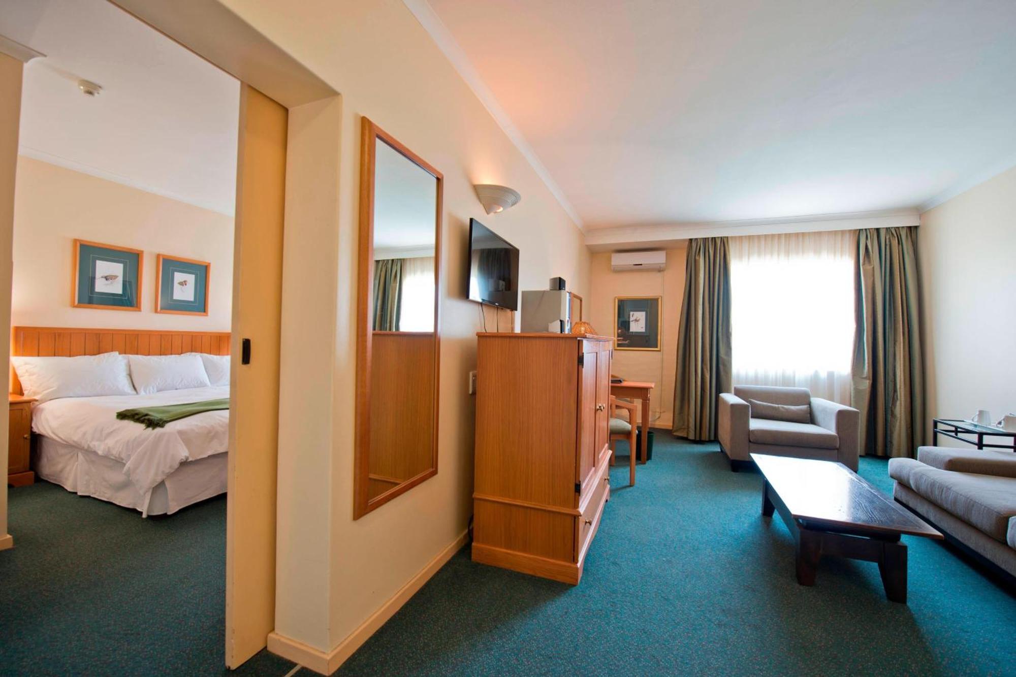 Protea Hotel By Marriott Ondangwa Esterno foto