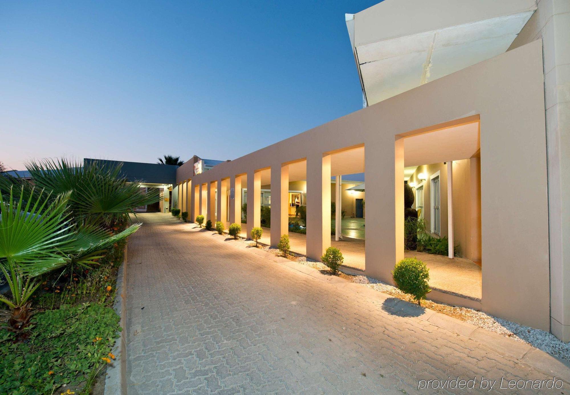 Protea Hotel By Marriott Ondangwa Esterno foto