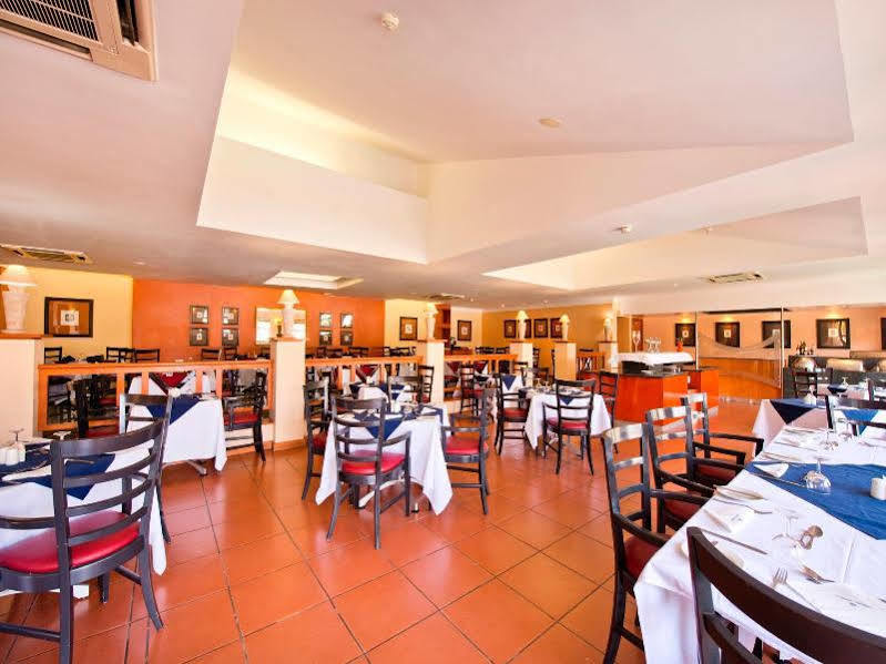 Protea Hotel By Marriott Ondangwa Esterno foto